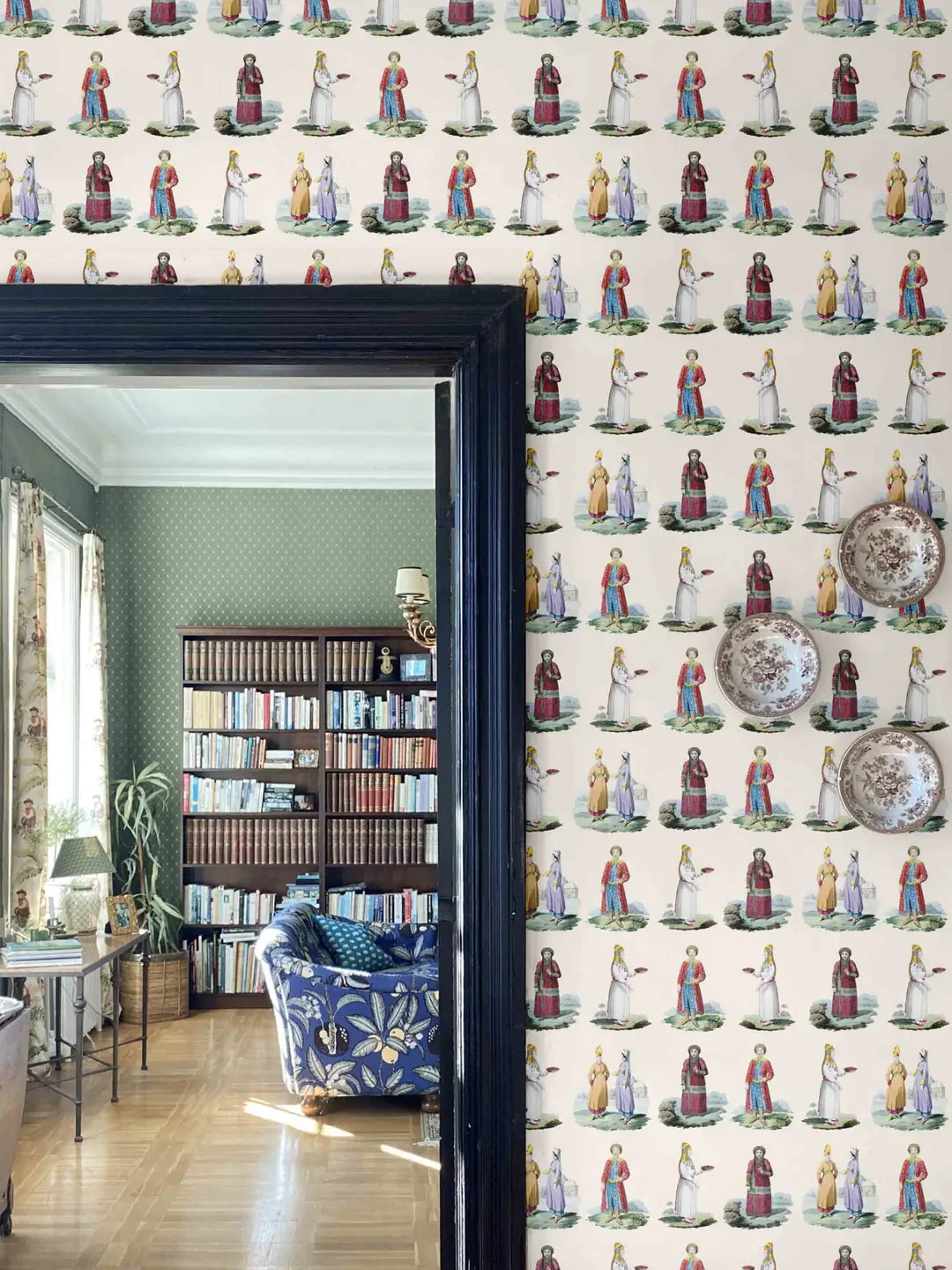 Costumes-wallpaper-statement-Cream
